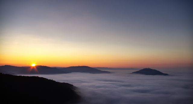 霧に包まれるモトブンの丘の上から見る幻想的な日の出　(C)Motovun Tourist Board / Romina Kotiga