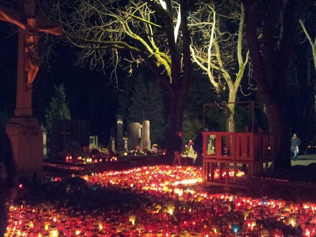 11月1日の夜、ミロゴイ墓地は幻想的な雰囲気に包まれます