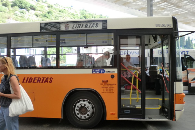 ドブロブニクの市バスはオレンジ色