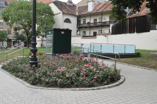ザグレブで一番便利でキレイな公衆トイレはイェラチッチ広場の近くにあるチェサルチェバ通りのもの。