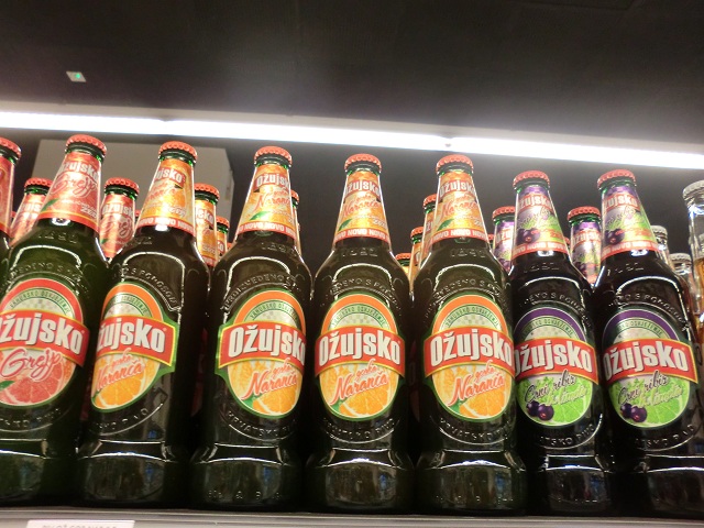 スーパーでもたくさんの種類のフルーツビールが売られています