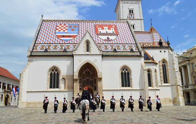 聖マルコ教会前の広場で行われる衛兵交代
