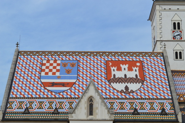 左が（左上から時計回りに）クロアチア王国、ダルマチア地方、スラヴォニア地方を表す紋章、右側はグラデッツの紋章