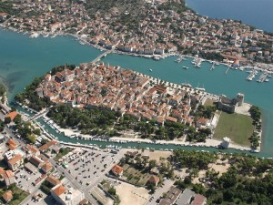 街の周囲が城壁で囲まれた世界遺産の町「トロギール」 (C)Croatian national tourist board. Author : Boris Kragic