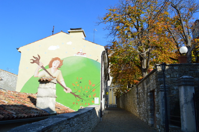 モトブンの民家の壁に描かれたヴェリ・ヨジェ