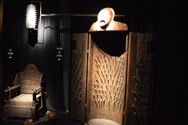 来館者の注目を特に集めるという「鉄の処女」とトゲトゲの拷問椅子。実際に触ったり、座ったり、中に入ることができます。