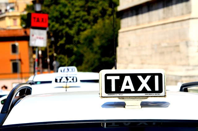 taxi-1184799_640