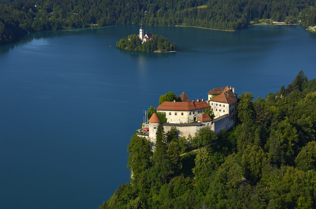 湖畔に佇むブレッド城　(C) Matevž Lenarčič// www.slovenia.info