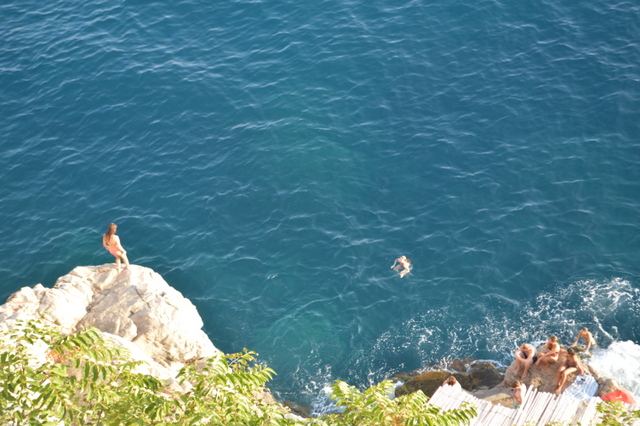 夏になると、このようにカフェの岩場から海に飛び込む人々の姿が