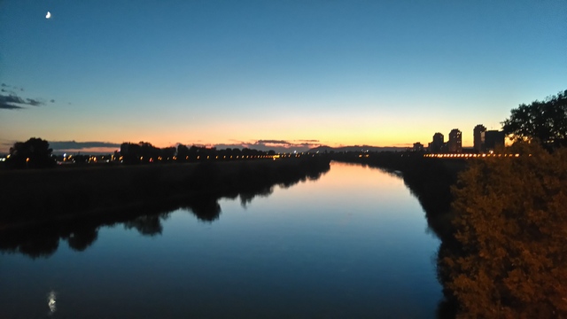 ザグレブ　サヴァ川の夕景
