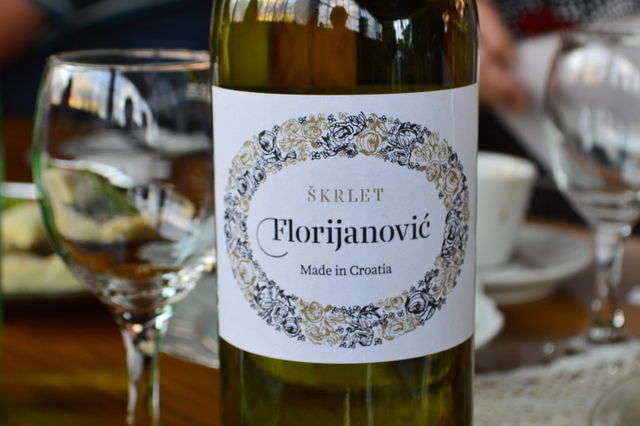 クロアチア国内でもあまり見かけない白ワイン