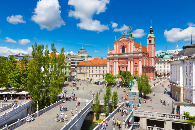 フランシスコ会教会の前に位置する三本橋(C) Mostphotos // Ljubljana Tourism